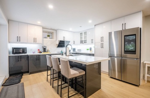 Lakeview Apartment | Luxury Lakeview Walkout Basement Apartment