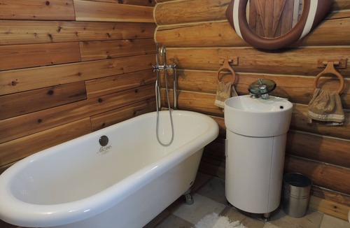 Grey Highlands Cottage | Luxury Log Cottage & Sauna On Private Trout Lake