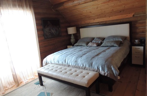 Grey Highlands Cottage | Luxury Log Cottage & Sauna On Private Trout Lake