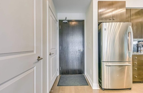 Yorkville Condo | Luxury Modern Condo with Gym and Free Parking