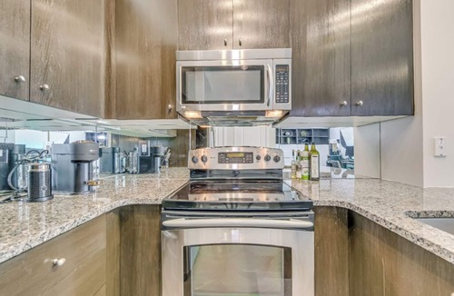 Yorkville Condo | Luxury Modern Condo with Gym and Free Parking
