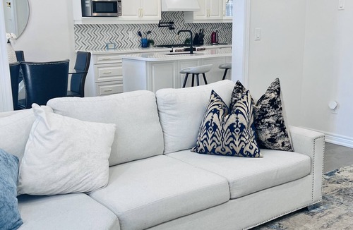 Oakville House | Luxury Oakville Home, Cozy, Hot Tub, Gas Fireplace, 4 Bedrooms, 3.5 Baths