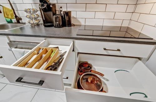 London Apartment | Luxury & private 3 bed unit kitchen wifi park mall