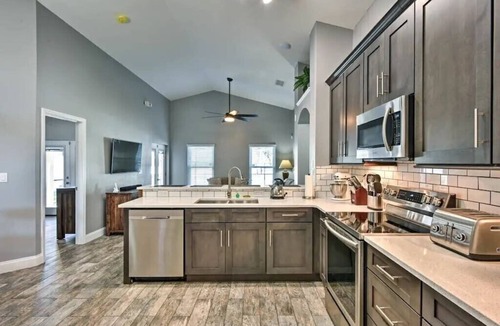 West Kissimmee House | Luxury Retreat with 2 Master Suites Pool & Hot Tub BBQ Pool Table 2 Miles Disney