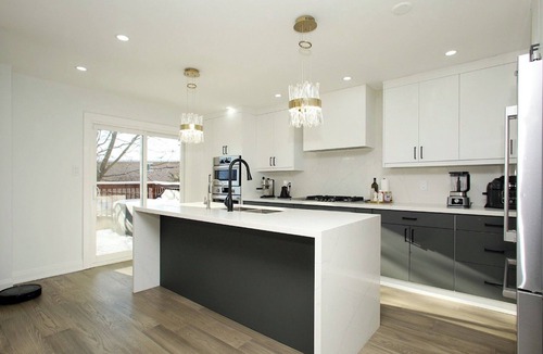 Aurora House | Luxury & Spacious 5BR Modern Villa | Stylish Stay Near Toronto