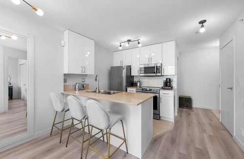 Bay Cloverhill Condo | Luxury Stay in Yorkville