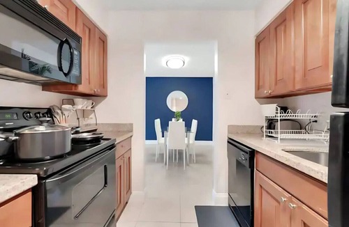 Bayshore Gardens Apartment | Luxury steps from Bayshore! Pool-Gym-FREE parking