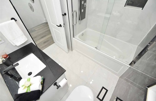 Brampton House | Luxury Sweet Home Away From Home + Free Parking