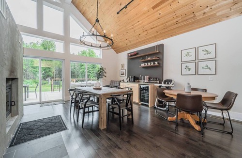 Tobermory Cabin | Luxury Tobermory Retreat: Modern Home + Hot Tub