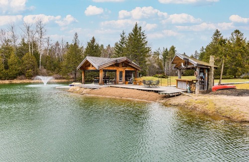 Milton House | Luxury Waterfront Home Just Outside the City
