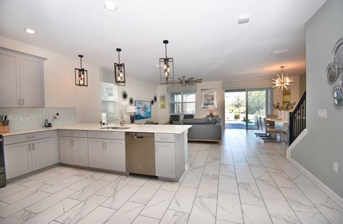 Campbell House | Luxury Waterfront in Storey Lake! Best Location to Theme Parks, Jacuzzi, Rec Room, Harry Potter & Mickey Rooms!