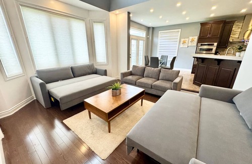 Brampton House | Luxury | Wedding/Group Ready | Airport & Downtown