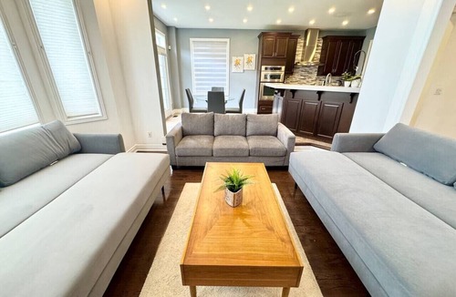 Brampton House | Luxury | Wedding/Group Ready | Airport & Downtown