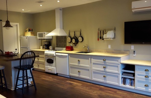 Cressy Apartment | MacDonell Landing Loft is a waterfront retreat in Prince Edward County.