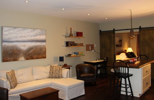 Cressy Apartment | MacDonell Landing Loft is a waterfront retreat in Prince Edward County.