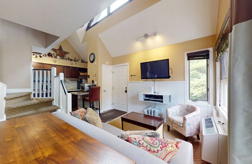 Craigleith House | Magnificent loft with hot tub, pool, W/D, tennis court, balcony, & patio