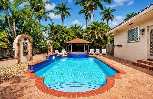South Lake Villa | Magnificent Villa by Lake near Hollywood Beach