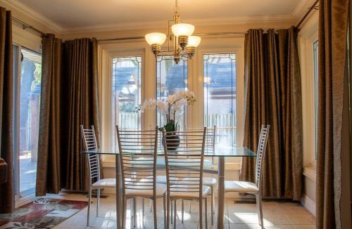 Mississauga Villa | Majestic Mansion with Bar and Entertainment Space