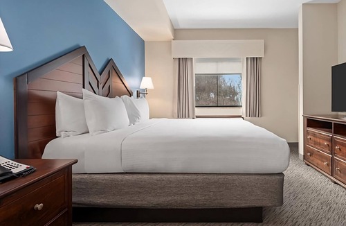 Tannersville Hotel | Make Yourself At Home! Indoor Waterpark, Backyard Ski Slopes! Self-Parking!