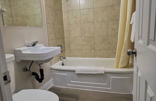 Kincardine Hotel | Maple Leaf Inn & Suites