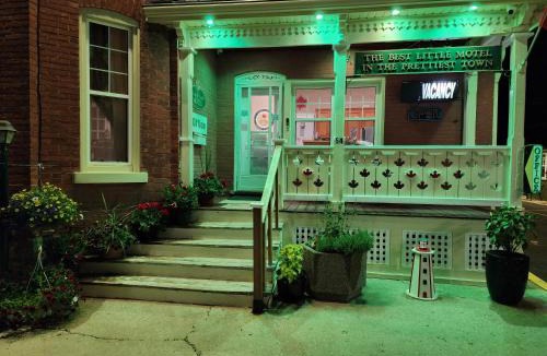 Goderich Hotel | Maple Leaf Motel