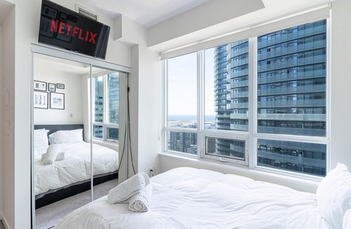Central Waterfront Hotel | Maple Leaf Square Executive Suite