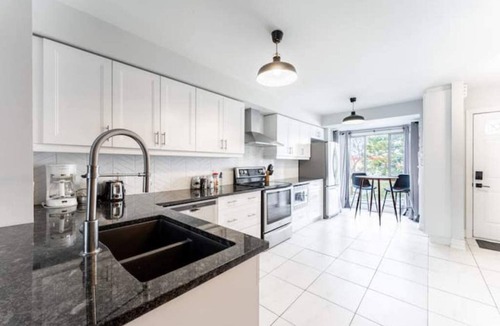 Aldershot House | Mapleview Burlington Gem-King bed-Stylish Townhome