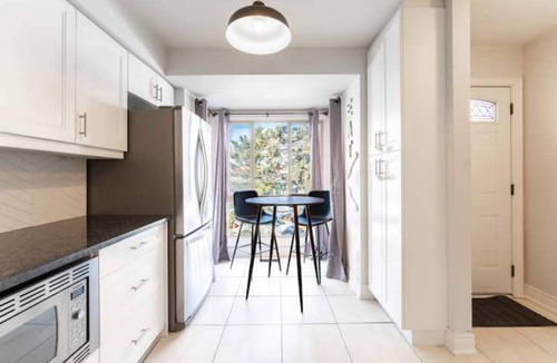 Aldershot House | Mapleview Burlington Gem-King bed-Stylish Townhome