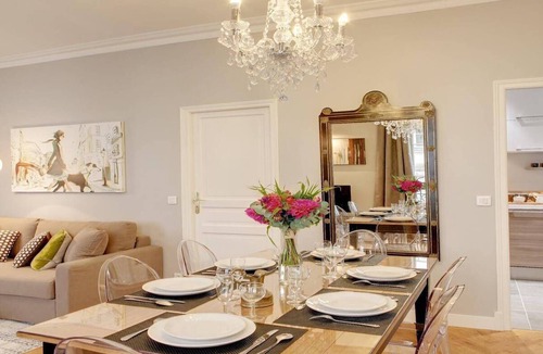 Marais Apartment | MARAIS HOTEL DE VILLE BRIMMING WITH PARISIAN CHARM
