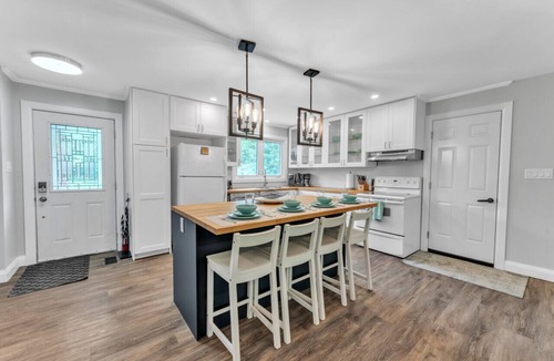 Leeds and the Thousand Islands Cottage | Marble Rock Retreat: Elegant Riverside Escape
