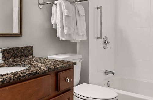 Central Business District Resort | Mardi Gras Central! 4-star resort. King BR+ LR Queen pull-out. Full Kitchen.