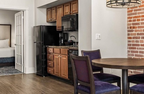 Central Business District Resort | Mardi Gras Central! 4-star resort. King BR+ LR Queen pull-out. Full Kitchen.