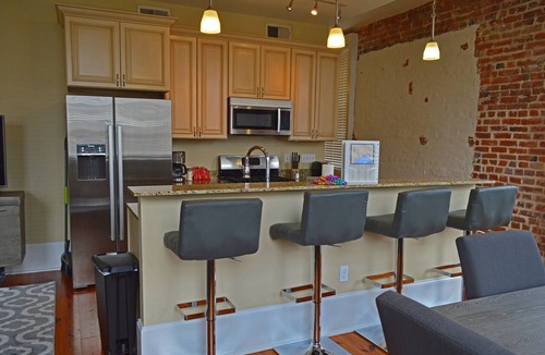 Arts/Warehouse District Condo | "Margaux" Fully renovated 2 bed/2 bath Walk to WWII, Superdome, Convention Ce
