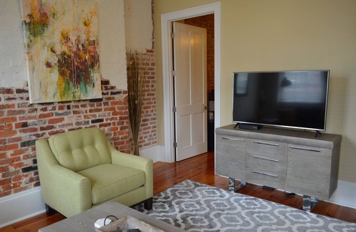 Arts/Warehouse District Condo | "Margaux" Fully renovated 2 bed/2 bath Walk to WWII, Superdome, Convention Ce