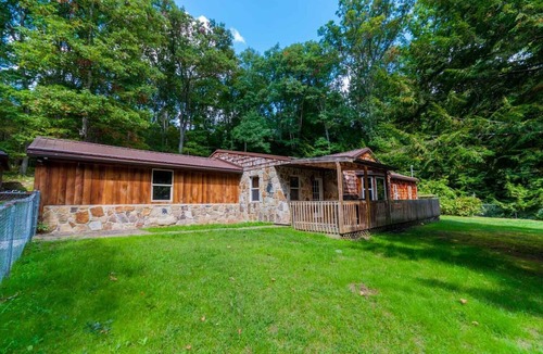 Farmington House | Mark's Retreat - Spacious Mountain Lodge w/Hot Tub