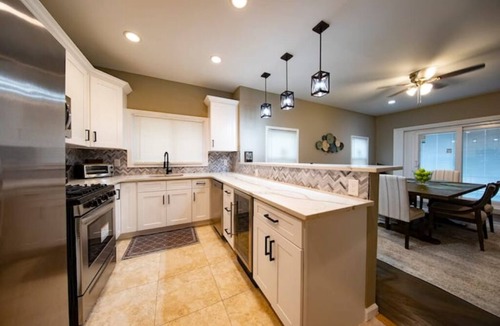 Long Beach House | Market Place Spacious Blue-Long Beach Home
