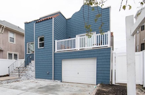 Long Beach House | Market Place Spacious Blue-Long Beach Home