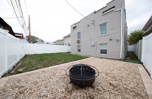 Long Beach House | Market Place Spacious Blue-Long Beach Home