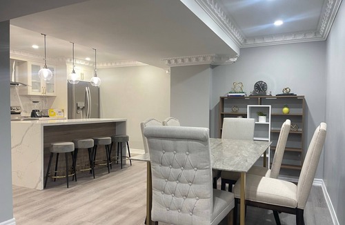 Markham Apartment | Markham Comfort Stay – 3 King Beds, 2 Baths, Close to Golf & Trails