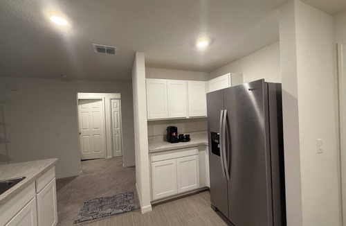 Port Malabar House | Marvelous 4-bedroom modern home design with abundant space in sunny Palm Bay