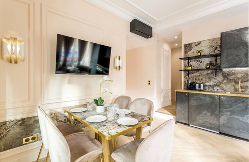 Quartier Sainte-Avoye Apartment | Merveil - Luxury Suite - Louvre - Ours I