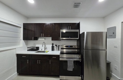 Allapattah Apartment | Miami Health District 2 Gbps Internet 75” & 55” TVs Stainless Steel