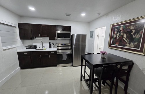 Allapattah Apartment | Miami Health District 2 Gbps Internet 75” & 55” TVs Stainless Steel