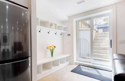 Davisville Apartment | Midtown modern 1 bedroom suite
