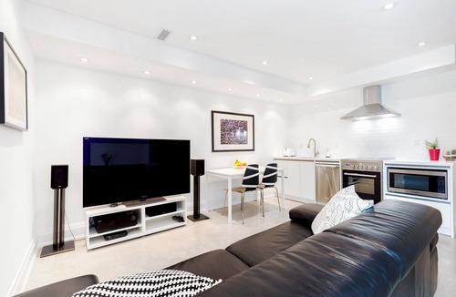 Davisville Apartment | Midtown modern 1 bedroom suite