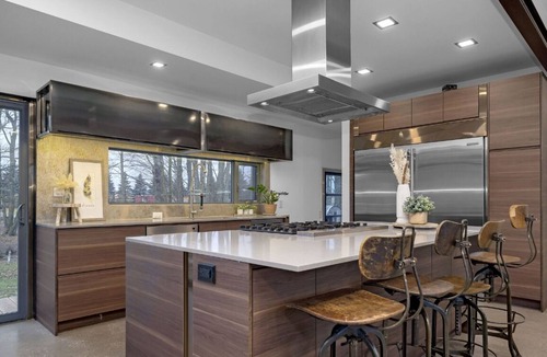 Caledon House | Minutes from Osprey golf! Full modern home in Alton with pool table and sauna.