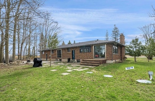 Caledon House | Minutes from Osprey golf! Full modern home in Alton with pool table and sauna.