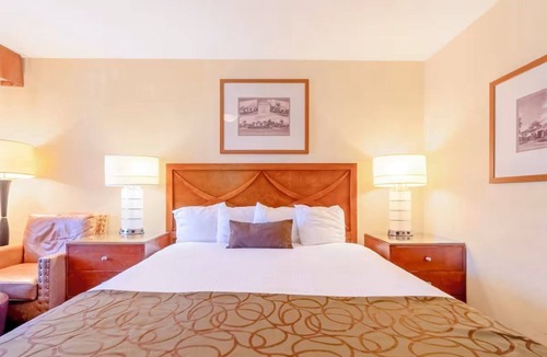 Yuma Townsite Hotel | Minutes to Gateway Park Views | King Bed Stay | Outdoor Pool & Free Parking