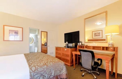 Yuma Townsite Hotel | Minutes to Gateway Park Views | King Bed Stay | Outdoor Pool & Free Parking