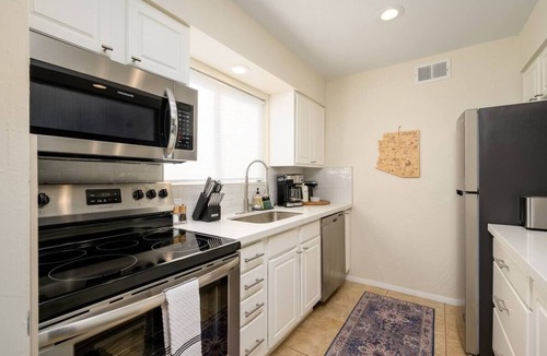 South Scottsdale Condo | Minutes to Old Town Scottsdale! Walk to Fashion Mall and Scottsdale shops.